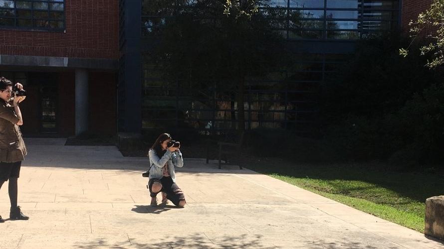 Students take photos around the 赌博娱乐平台网址大全 campus